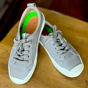 Cariuma sneaker